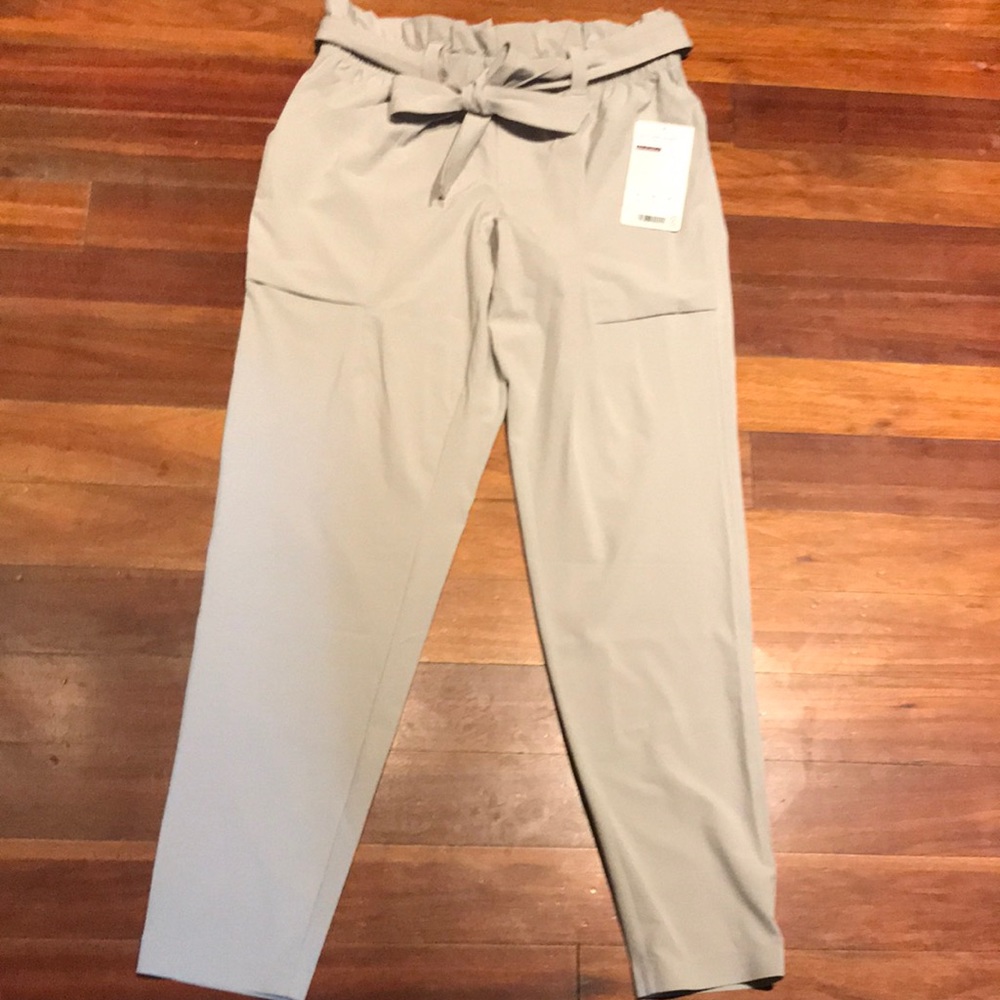 New Athleta size 2 gray Featherweight skyline pants, wrinkle resistant